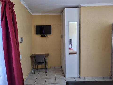 Bachelor Suite 3 @ 135 Gardenia Street, Florapark