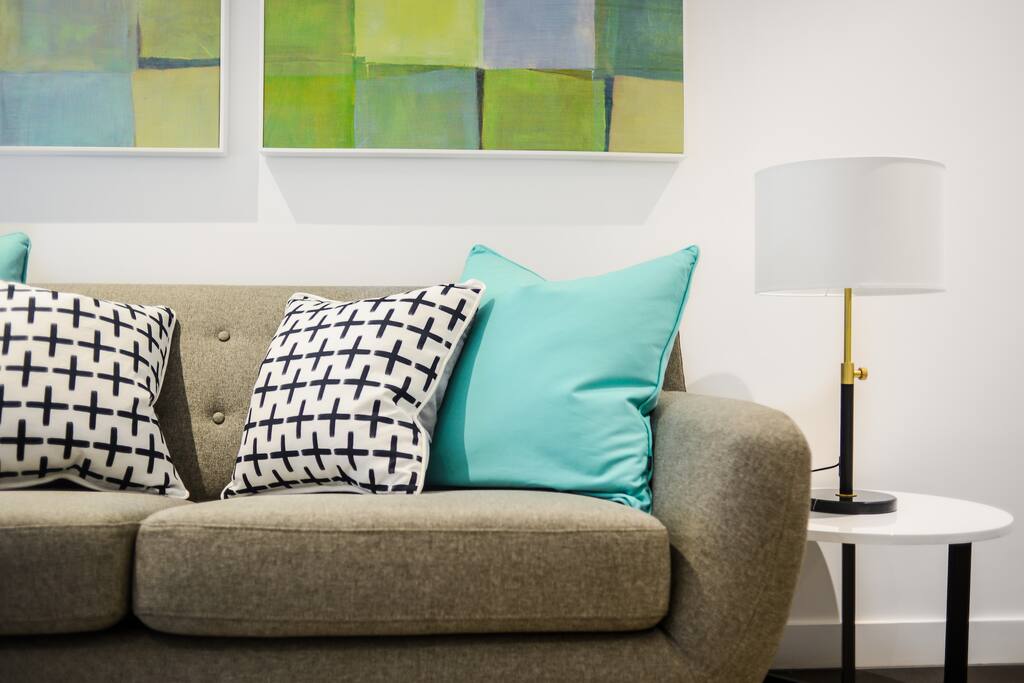 "Beautiful apartment, great location! Highly recommend." - Elaine December 2016