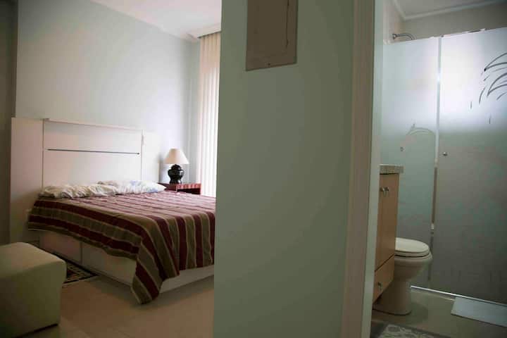 Apartman 2: bračni krevet (160x200), klima-uređaj, soba s izlazom na balkon. Kupaonica s tuš-kabinom na plin.