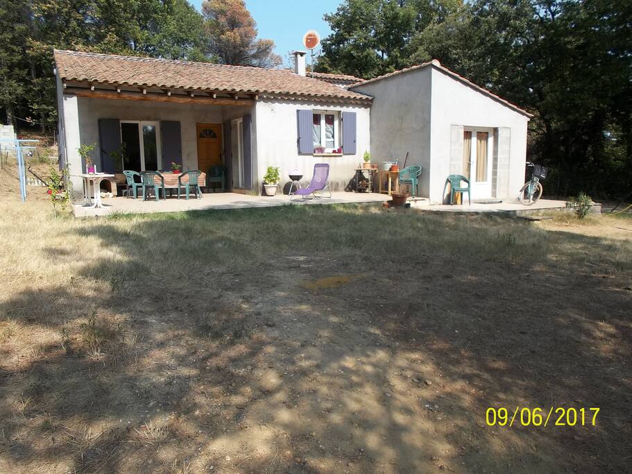 maison au milieu des bois