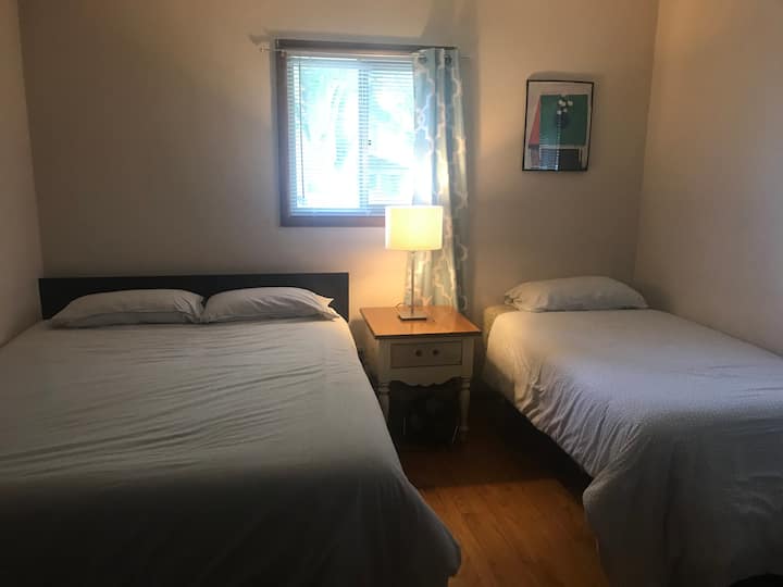 Спалня 2, едно двойно легло и едно единично легло с пълен дрешник. 