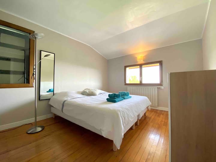 На горния етаж има спалня „Ballaison“ с двойно легло и изглед към Женевското езеро.