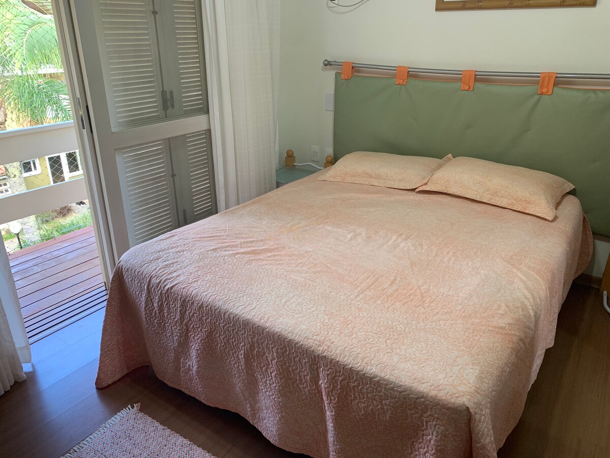 La suite au deuxième étage dispose également d'une climatisation et d'un ventilateur au plafond