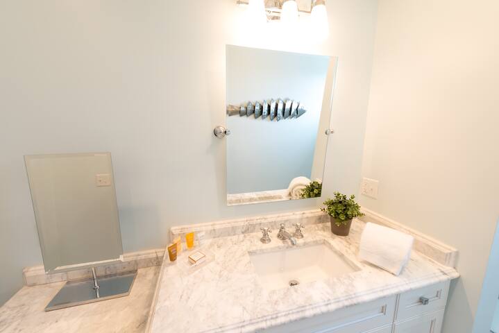 2 Bedrooms w/Loft, Deck & Fireplace on Thames St gallery image 2