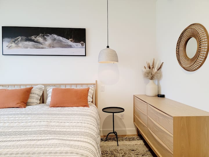 Middle bedroom with king size bed