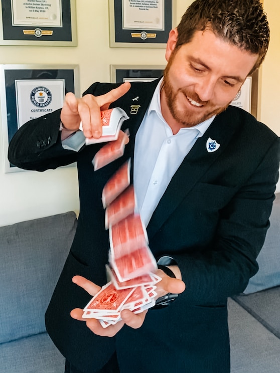 Show full-screen, host-provided image