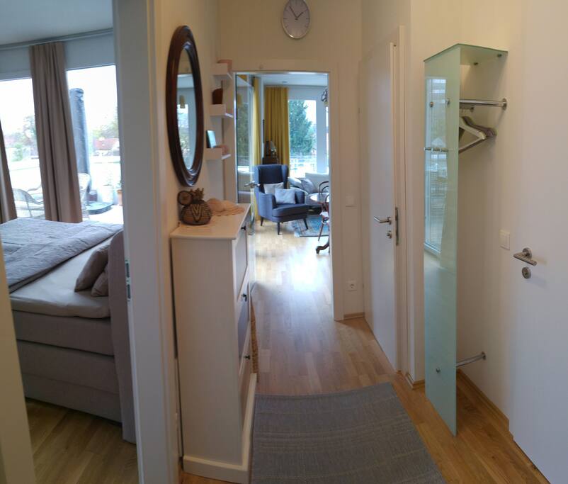 Eingangsbereich mit Garderobe, links das Schlafzimmer rechts das Badezimmer und die Toilette