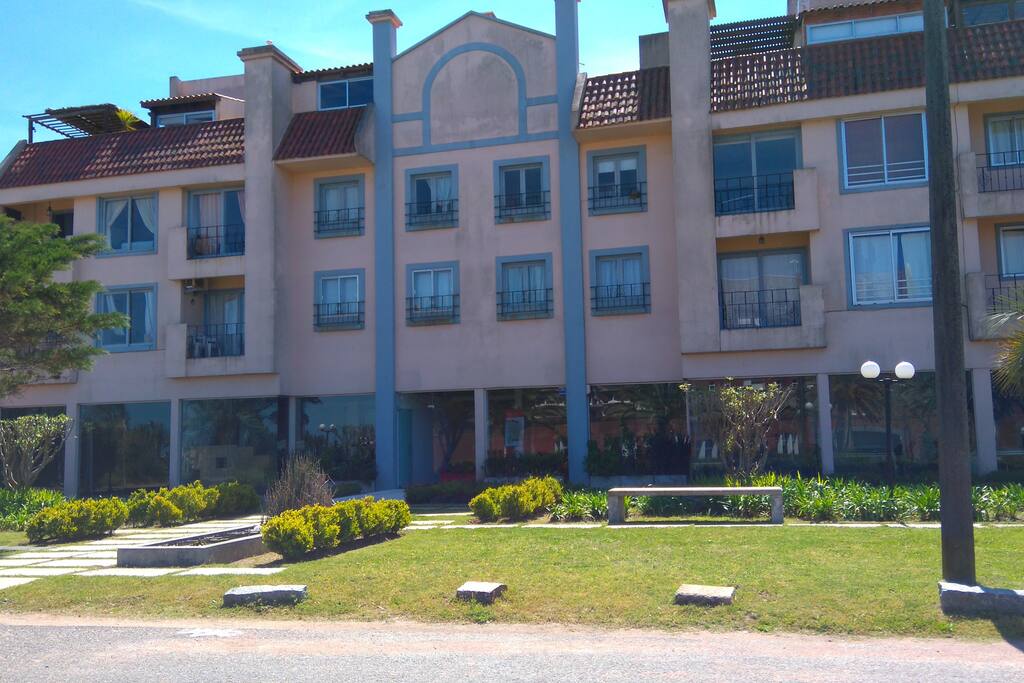 Vista frontal del edificio San Rafael Beach