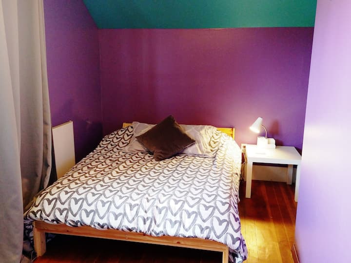 غرفة نوم ثانية بسرير بحجم كبير