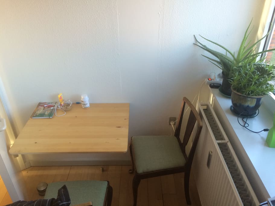 Up to 3 ppl can enjoy the kitchen table for breakfast or games