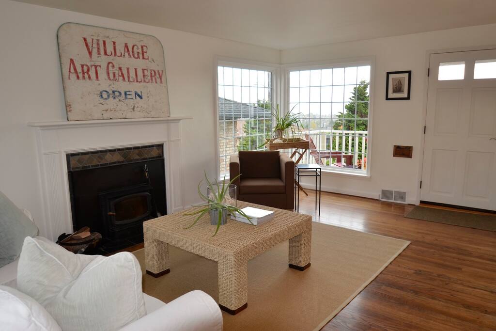 Living room looking SE toward downtown, Elliot Bay and Mt. Rainier