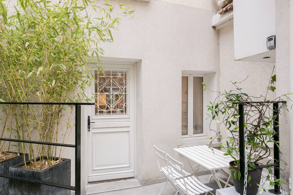 Entrée particulière et terrasse privative