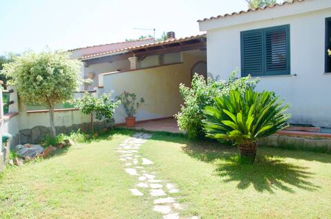 Independent villa within walking distance of the sea
