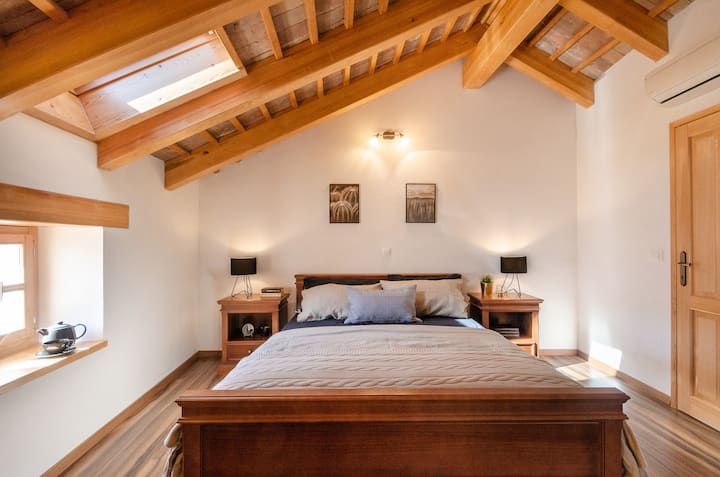 Spálňa č.3 s pekným výhľadom na krajinu 
 a strešné okno, aby ste si mohli v noci vychutnávať hviezdy.