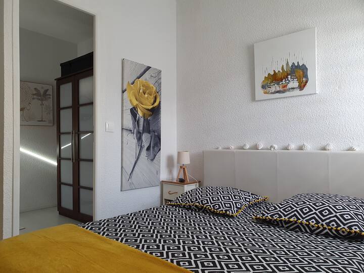 Habitación en el piso de arriba con vista al rellano, que incluye un armario (estantes y perchero).