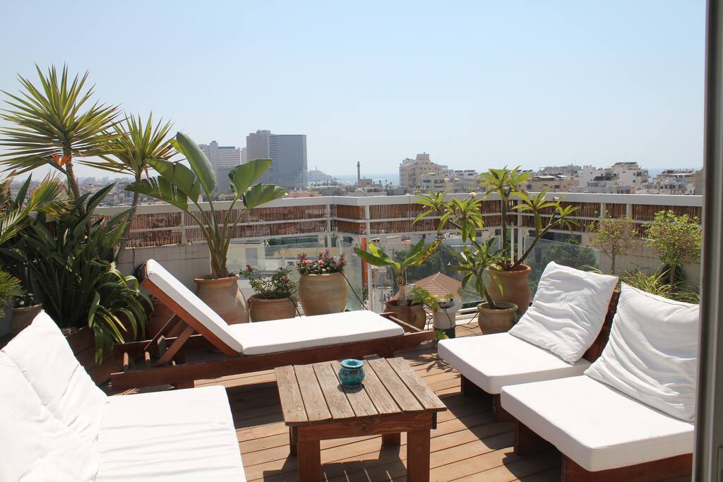 Amazing privet Roof top - highest in the neighbourhood ( 5th floor), Perfect see view!