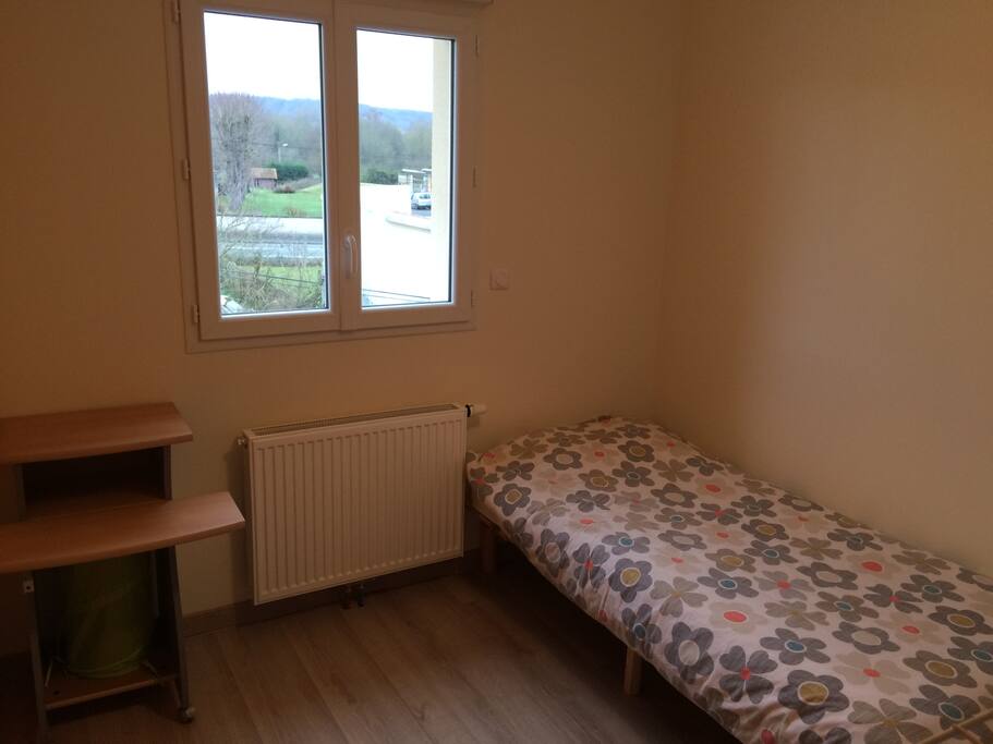 Chambre simple avec rangement