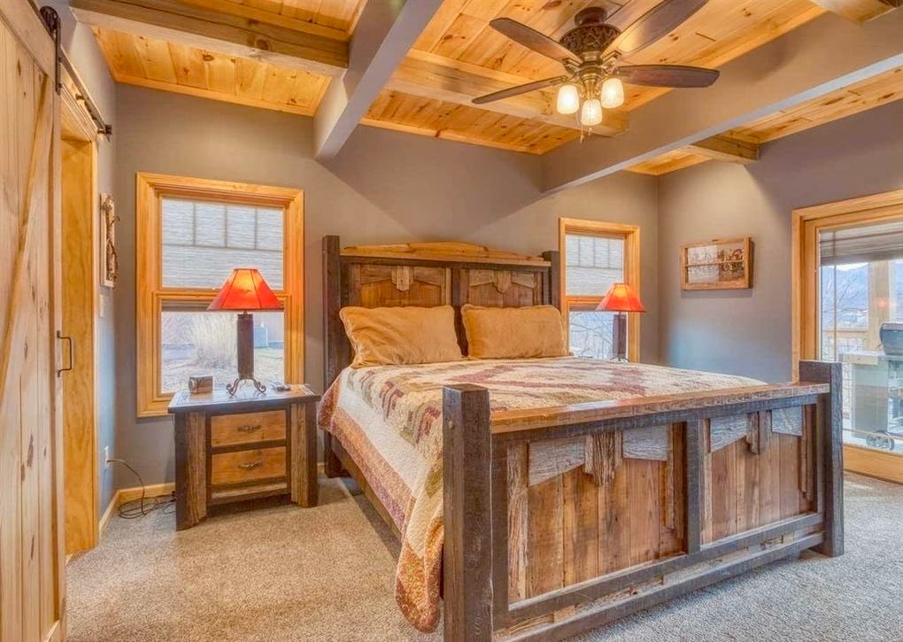 Chumba cha Chumba cha kulala cha Banda Kuu cha Wood King kilicho na Matembezi Mawili Makubwa Katika Makabati, Runinga na Ufikiaji wa Sitaha