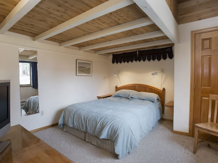 ห้องนอนที่สองนี้มีเตียงควีนไซส์ที่สะดวกสบายและทีวีสำหรับดูสบายๆ  ลอฟท์เล็กๆเหนือห้องนอนช่วยเพิ่มเสน่ห์เป็นพิเศษด้วยเตียงแฝดที่อบอุ่น 2 เตียงจึงเหมาะสำหรับเด็กๆหรือผู้เข้าพักเพิ่มเติม