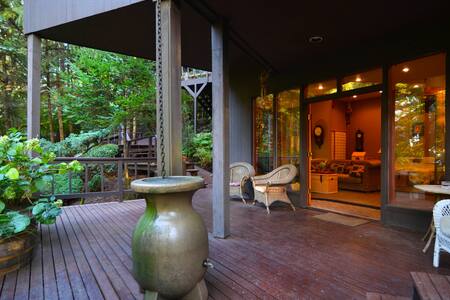 Treehouse Library Guest Suite