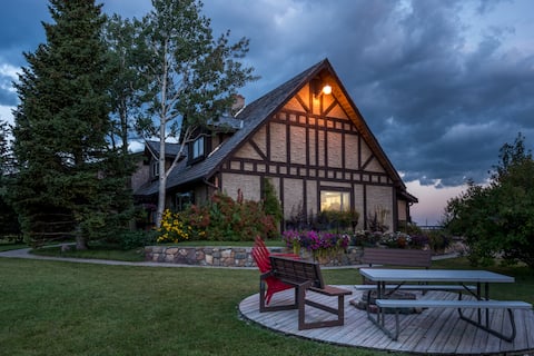 Family friendly lodge 15 minute drive to Waterton