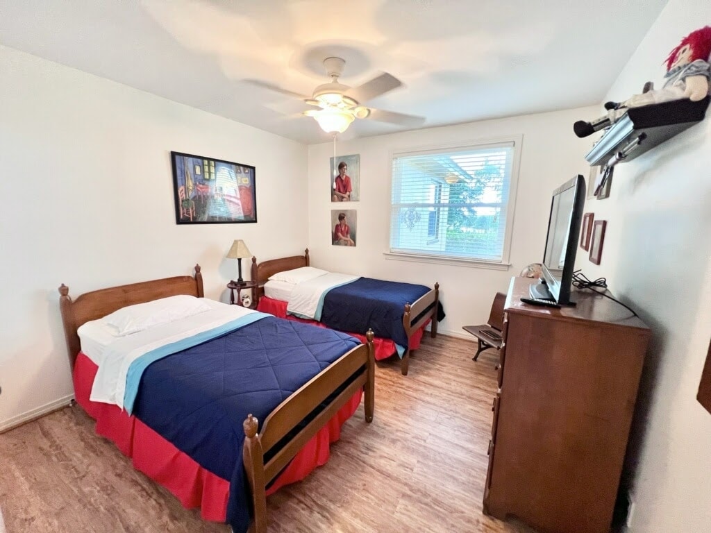 Chumba cha kwanza chini ya ukumbi kutoka sebuleni ni "chumba cha mtoto" kilicho na vitanda viwili pacha na runinga ya 32".  Bafu kuu liko kwenye ukumbi na chumba kina mwonekano wa ghuba.