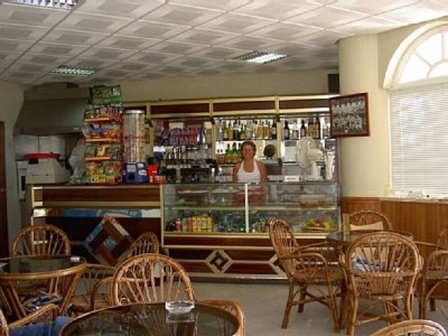 Cafétéria en haute saison 3 mois avec tables et chaises sur la terrasse de la piscine.