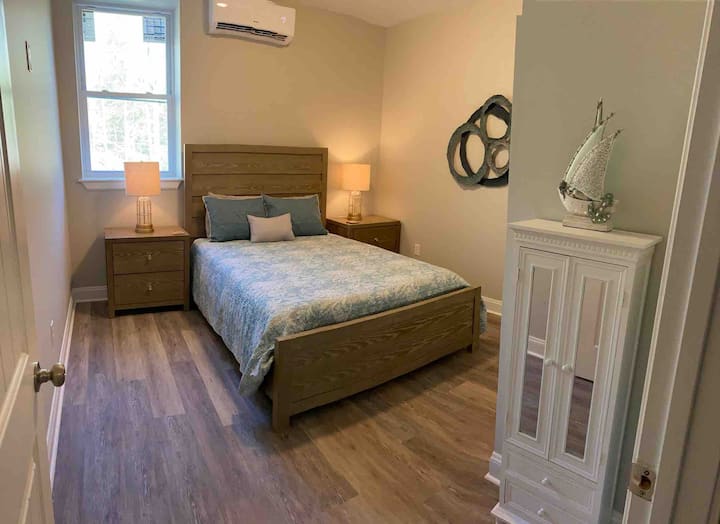 Middle bedroom with queen size bed