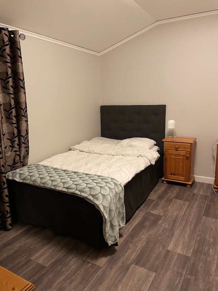 Овој кревет е широк 120 см и се наоѓа во истата соба како креветот кој е 105 см 