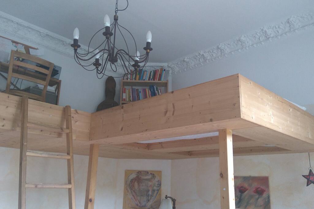 Die Schlafgelegenheit befindet sich auf diesem Hochbett.