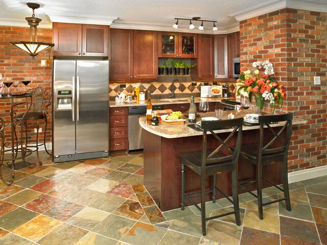 Amazing High Rise Private View Suite U/G Parking