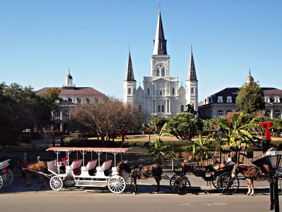 Three blocks to the French Quarters!