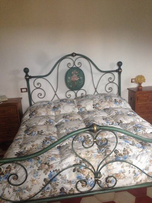 Gli arredi di una delle quattro camere da letto.