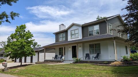 Modern & spacious 5-bedroom home near the lake