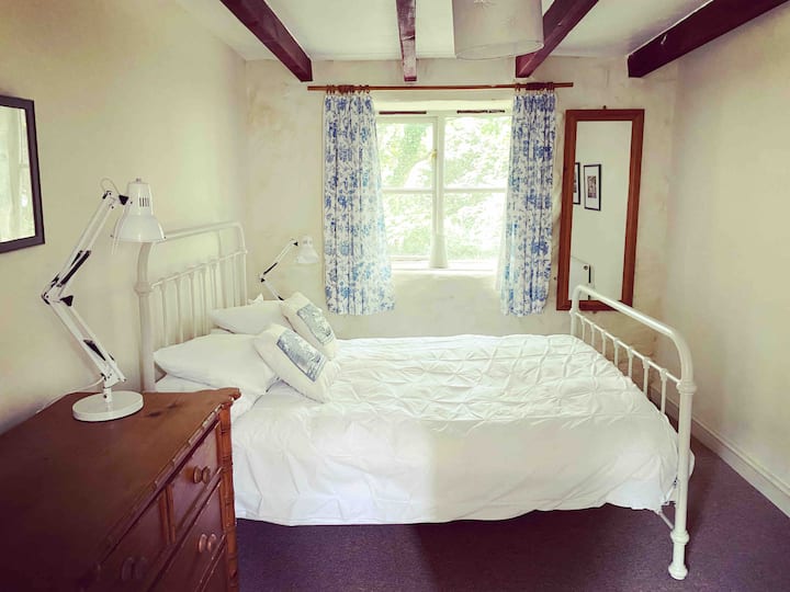 Главна двокреветна соба на долниот кат. Нов двоен кревет и душек од Пердув и црно (октомври 2019 г.) со светла за читање од двете страни, плус фиоки и фотелја.