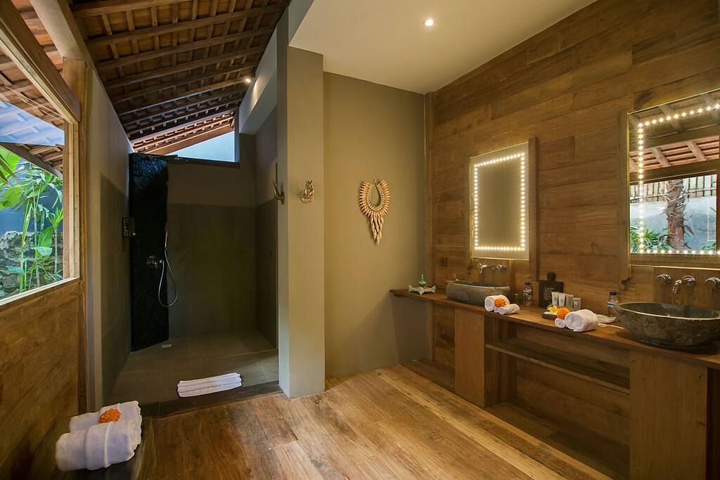 Deluxe Bathroom