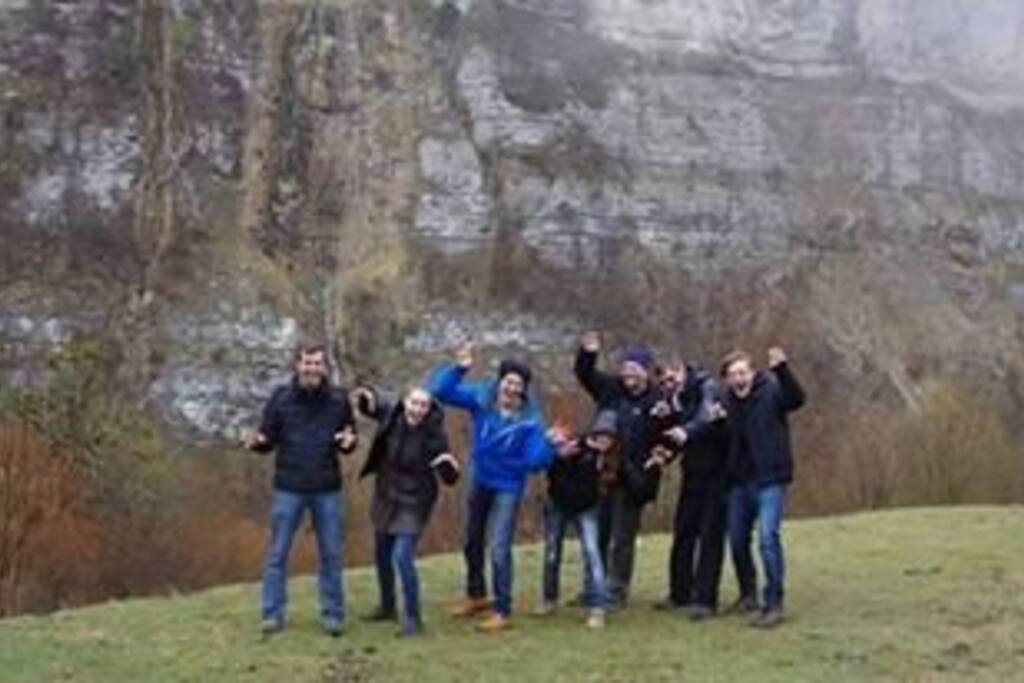 Guests are delighted with the beauty of the waterfalls.Гости в восторге от красоты водопадов.