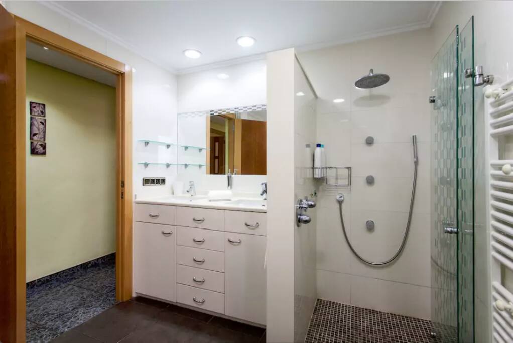 Baño grande con ducha y bañera hidromasaje