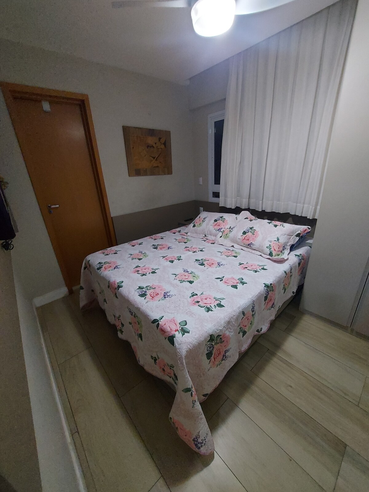 Suite na kitanda cha ukubwa wa malkia na TV.