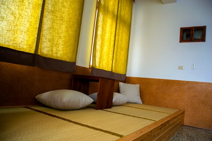 Tatami en sala familiar con colchón extra