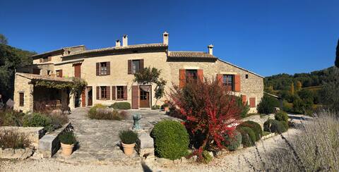 Manon, Provencal Mas, swimming pool and face Ventoux.