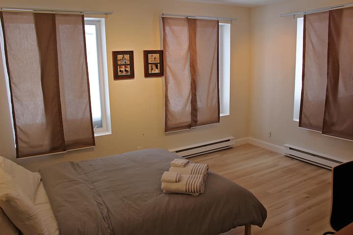 غرفة بسرير بحجم كبير