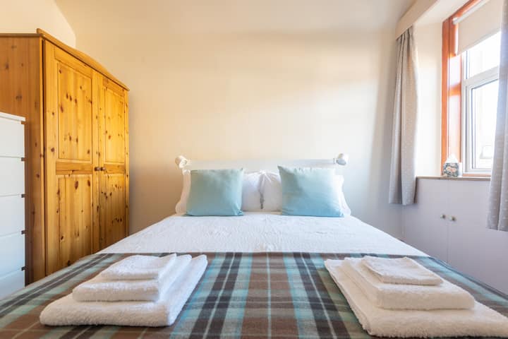 เตียงคิงไซส์พร้อมที่นอนเมมโมรี่โฟมที่สะดวกสบายเตียงเด็กอ่อน 100% Lambswool Tartan ผ้าม่านสีดำตู้เสื้อผ้าและลิ้นชักเก็บของ