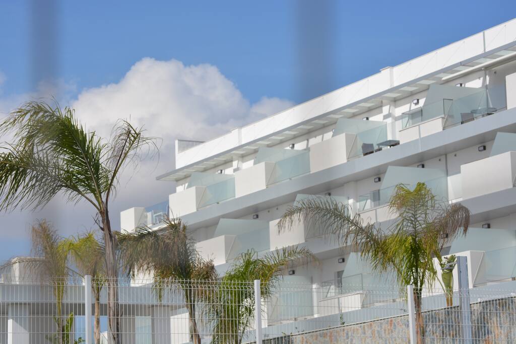 Blick vom Pool zur Wohnung (oben links)