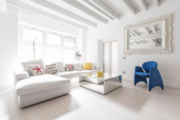 Unique 4 Storey House on Naviglio 4Bd, 4Bt