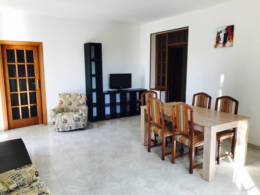 Living room:
- TV;
- Table;
- 2 armchairs,
- 1 sofà;
- kitchen corner;
- 45 squared meters of available space;
- 2 windows with view in the garden;