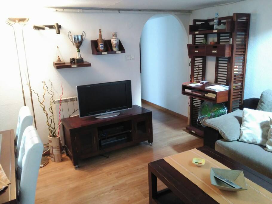 Salón con televisión y wifi (el código está en la entrada principal encima de una mesa)