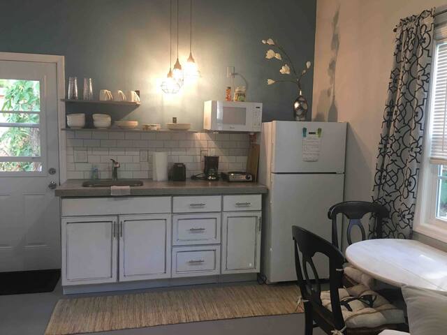 Adorable studio close to Siesta beach!