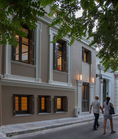 Tripodon Plaka | In the shade of Acropolis by GHH