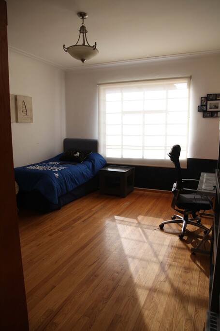 Habitación con ventana amplia y puerta a terraza.